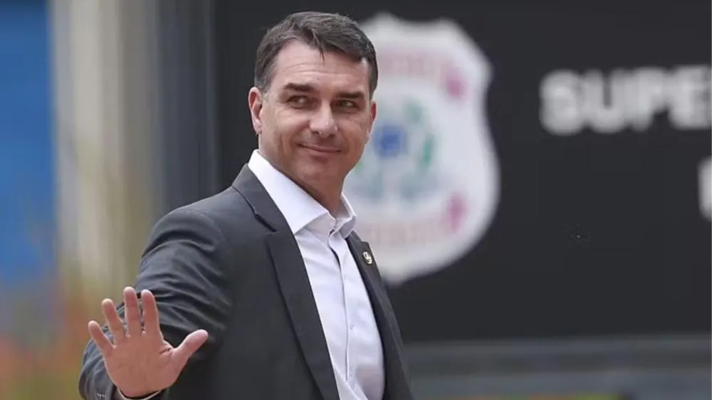 Flávio Bolsonaro embarca para os EUA após descumprir ordem para entregar passaporte